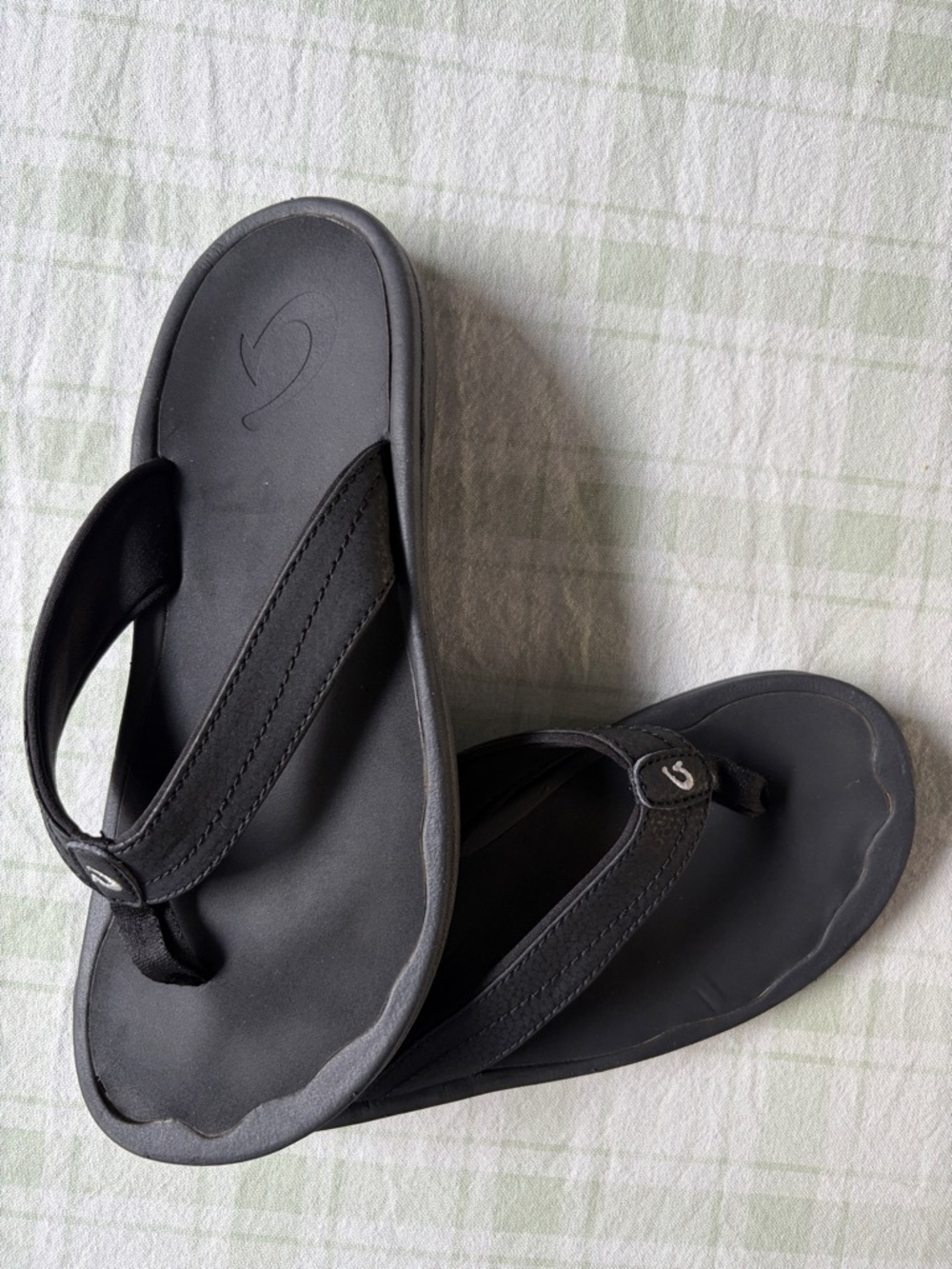 Olukai Ohana Black Flip Flop Sandals with Subtle Logo - Picture 2 of 9